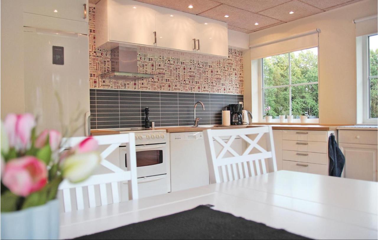 2 Bedroom Cozy Apartment In Habo Mullsjö Kültér fotó
